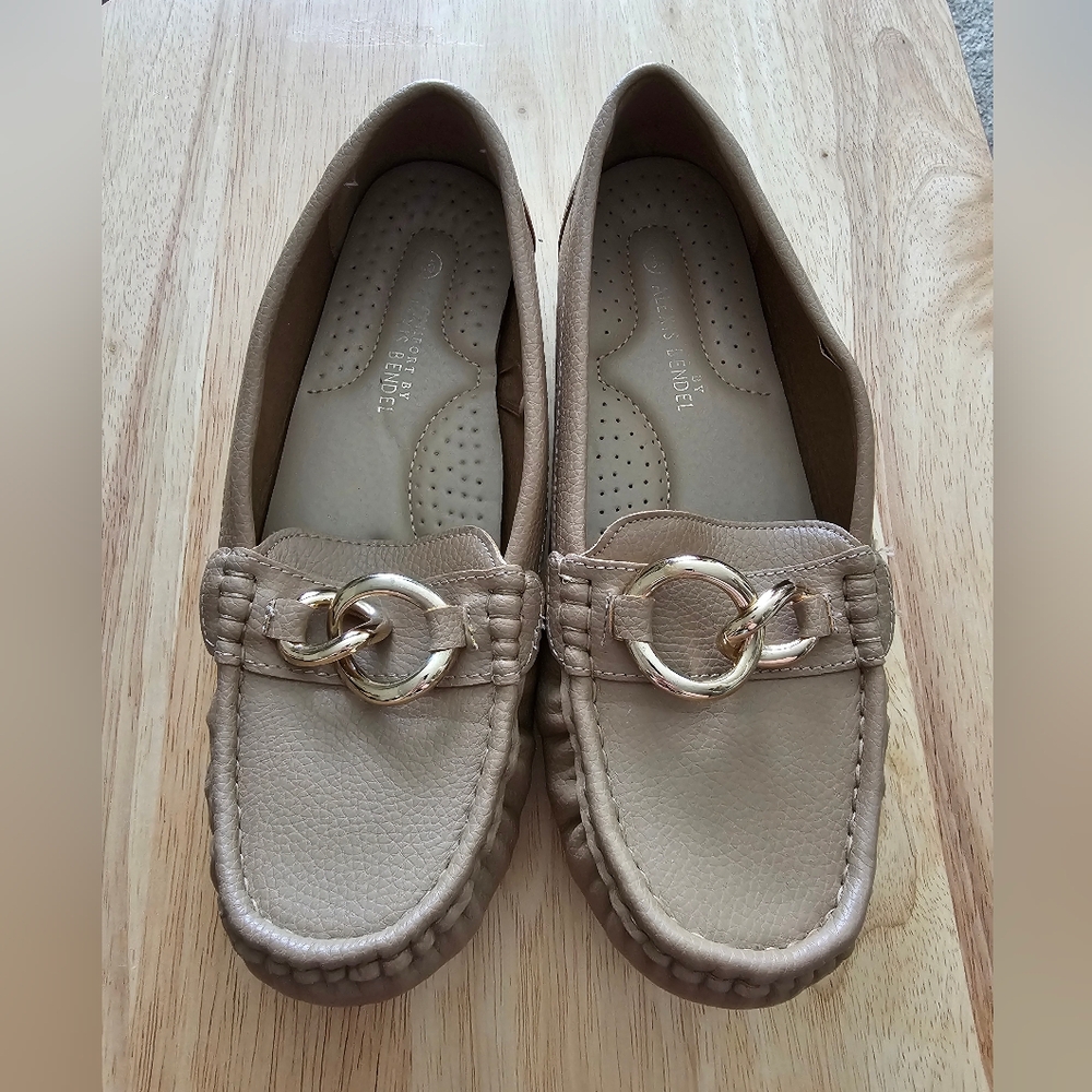 Comfort by Alexis Bendel Tan Loafers Size 8.5 Gold Chain Slip On Flats